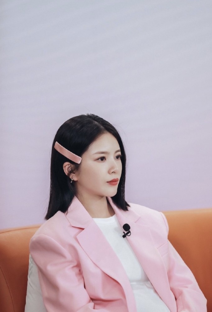 王灿晒结婚证件花絮照和杜淳亲吻比心花式摆拍称他是自己生活里的一道