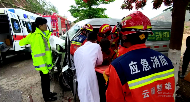 元双公路楚雄往元谋方向马道地隧道出口,有一辆面包车发生交通事故