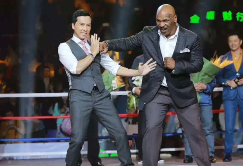 有一次,记者问泰森:"你和李小龙谁更厉害?