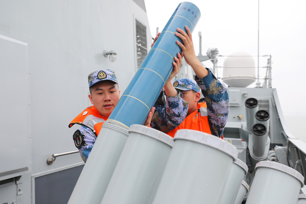 组图直击景德镇舰海上实战化训练