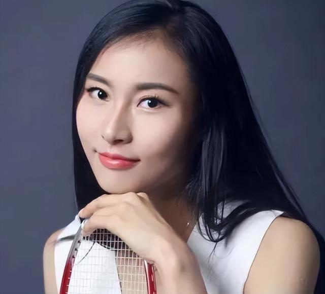 记得国羽拿54个冠的王仪涵吗?父母曾担心嫁不出去,如今美到逆天|国羽|