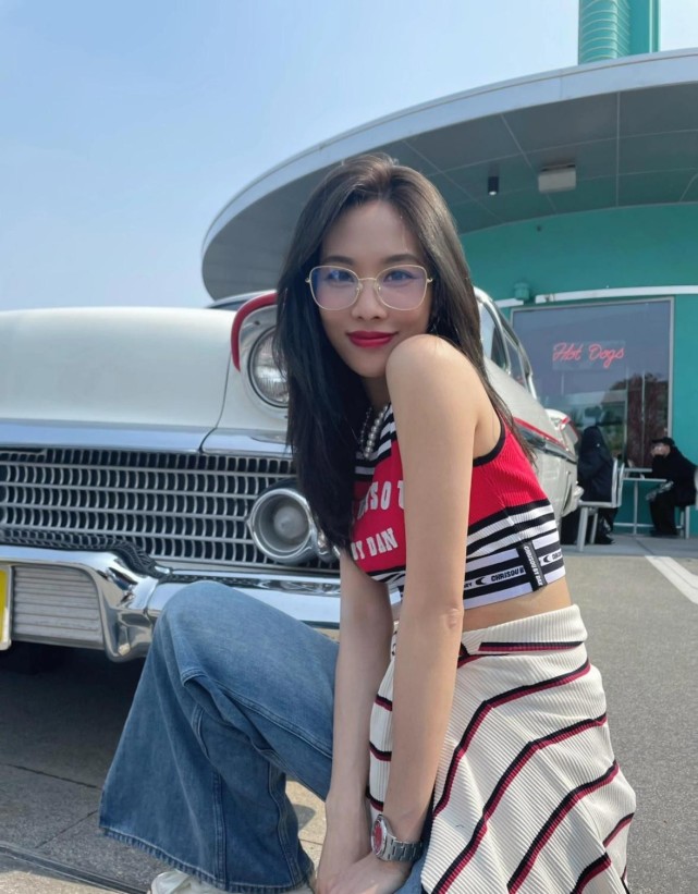 王霏霏游环球穿红色运动背心配高腰裤造型随性又个性