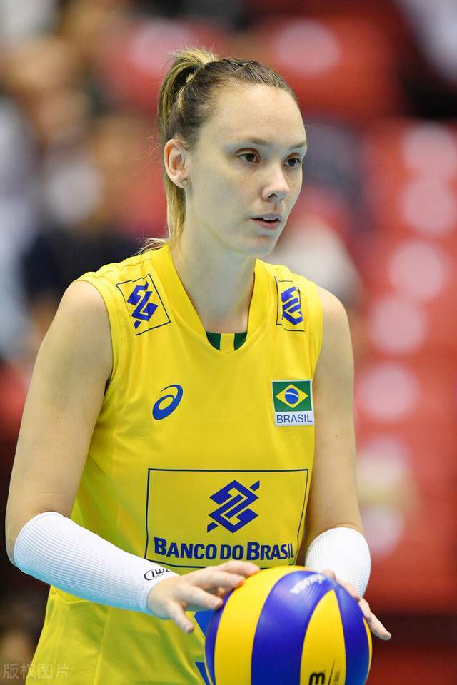 与罗萨玛利亚一同进入国家队的还有二传罗贝尔塔,她也是2017年首次