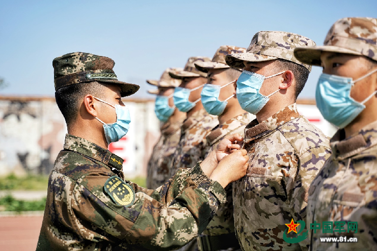 美國亞裔老人在洗衣店內遭飛踹身上財物被輝煌官網洗劫一空國亞