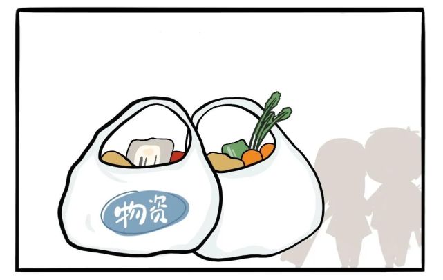 在前往方舱前,小张给同楼的周老师发微信表示,小区发的物资我们不拿了