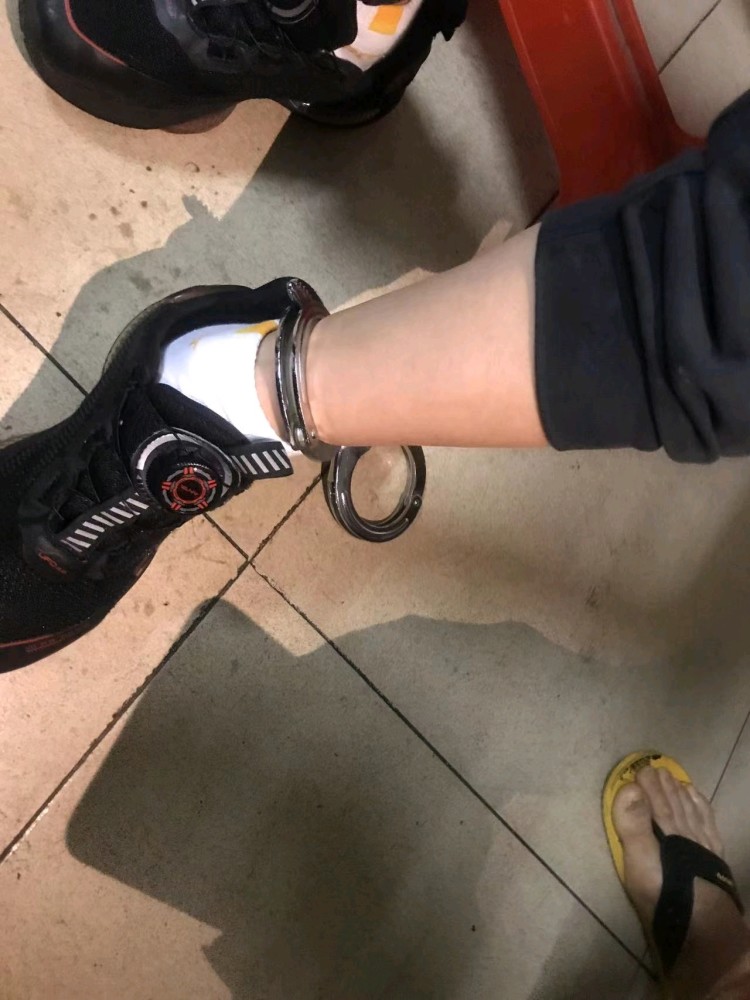 视频熊孩子被手铐拷住多亏光明区消防员来帮忙