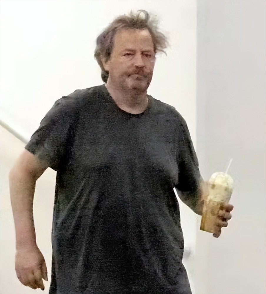 52岁老友记钱德勒变油腻大叔头发灰白挺大肚网友别糟蹋自己