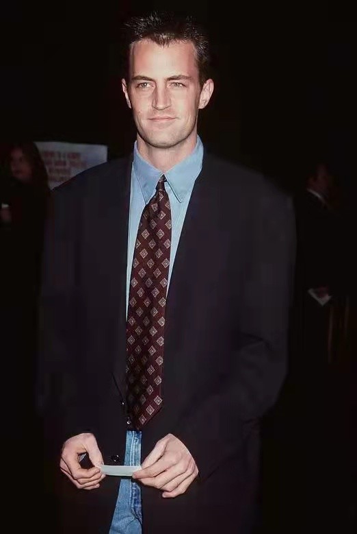 52岁老友记钱德勒变油腻大叔头发灰白挺大肚网友别糟蹋自己