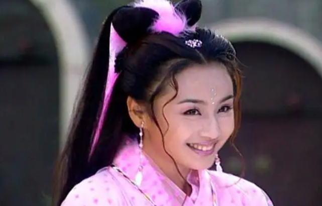 记得《乌龙闯情关》里的霍水仙吗?儿子颜值逆天好似漫画王子