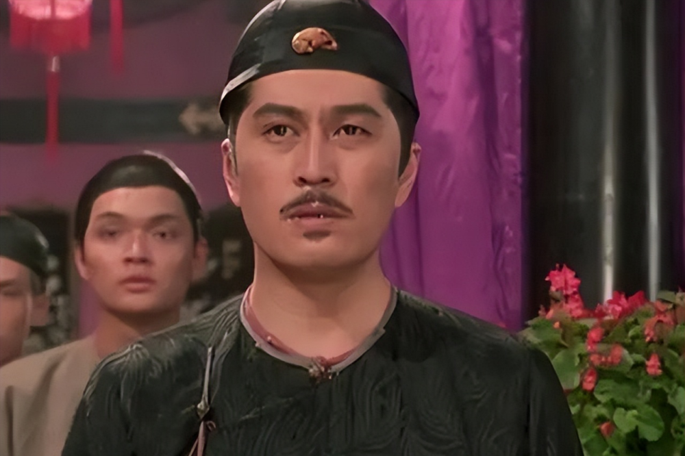 67岁老戏骨林威定居内地,充当园林工人给鱼洗澡,院内烧烤惹人馋_腾讯