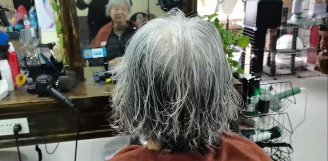 過了70歲白髮太多就別染了,剪好髮型燙個捲髮,清爽幹練又顯年輕