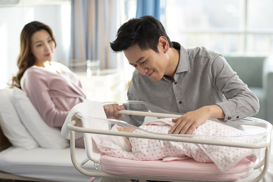 看上去很美的男性陪产假,为何现实中遭遇尴尬?丨快评_腾讯新闻
