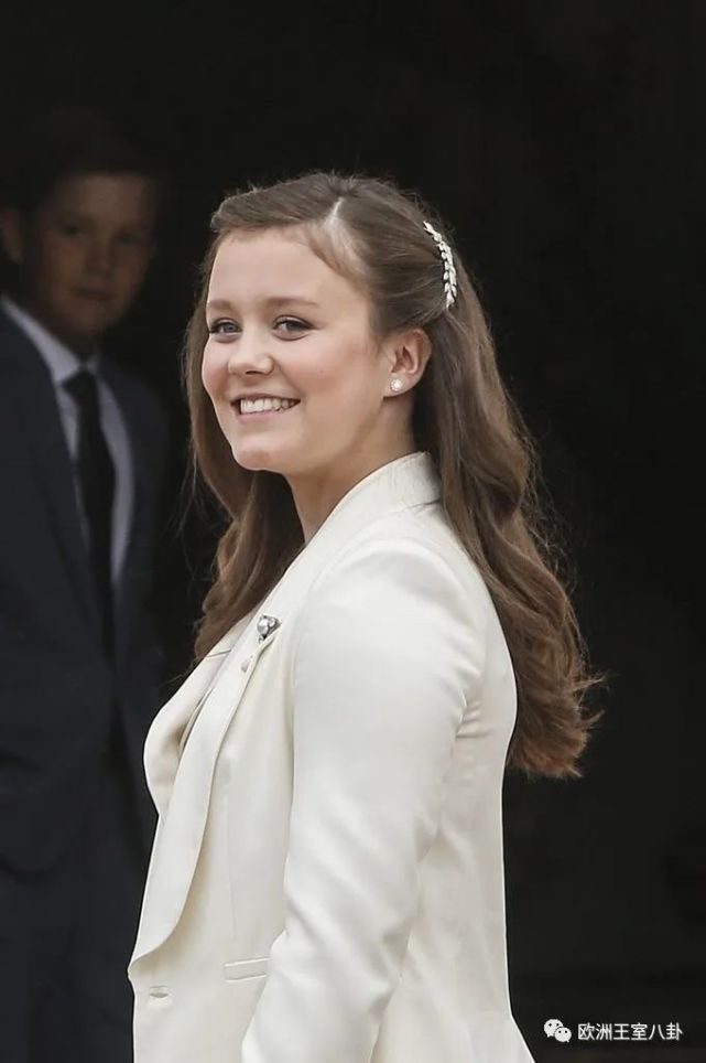 丹麦王室掌上明珠进行坚信礼着装出乎意料