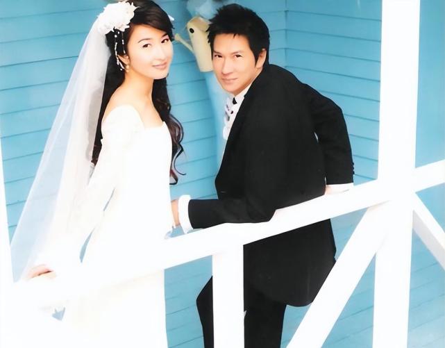24年后再看张家辉,才明白他能娶到关咏荷做老婆,到底有多幸运