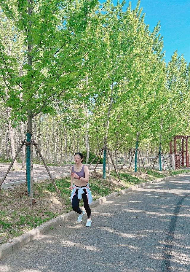 陈梦晒晨跑照,秀马甲线!球迷:伊藤美诚赢不了她