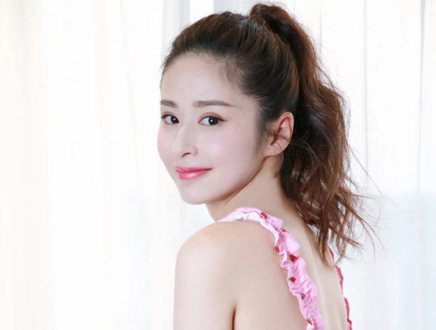 颖儿带4岁女儿走机场,小月亮穿粉色套装活力十足,身高引人瞩目