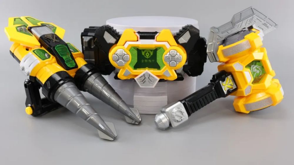 用游戏机变身的铠甲勇士金刚铠甲全装备开箱