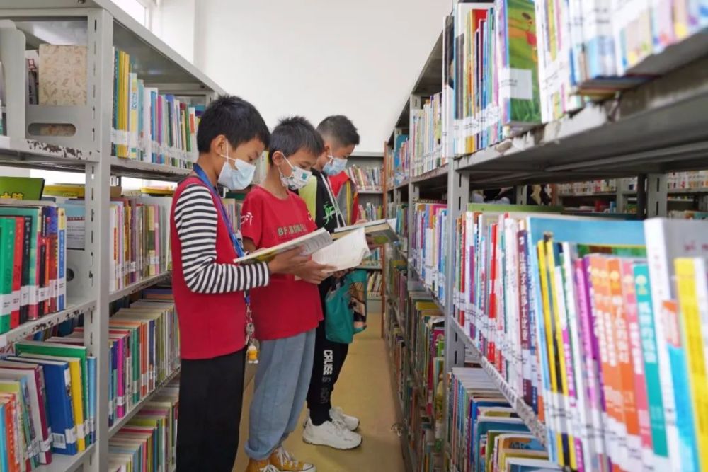 书香浓浓过"五一" |云浮图书馆里读书热_腾讯新闻