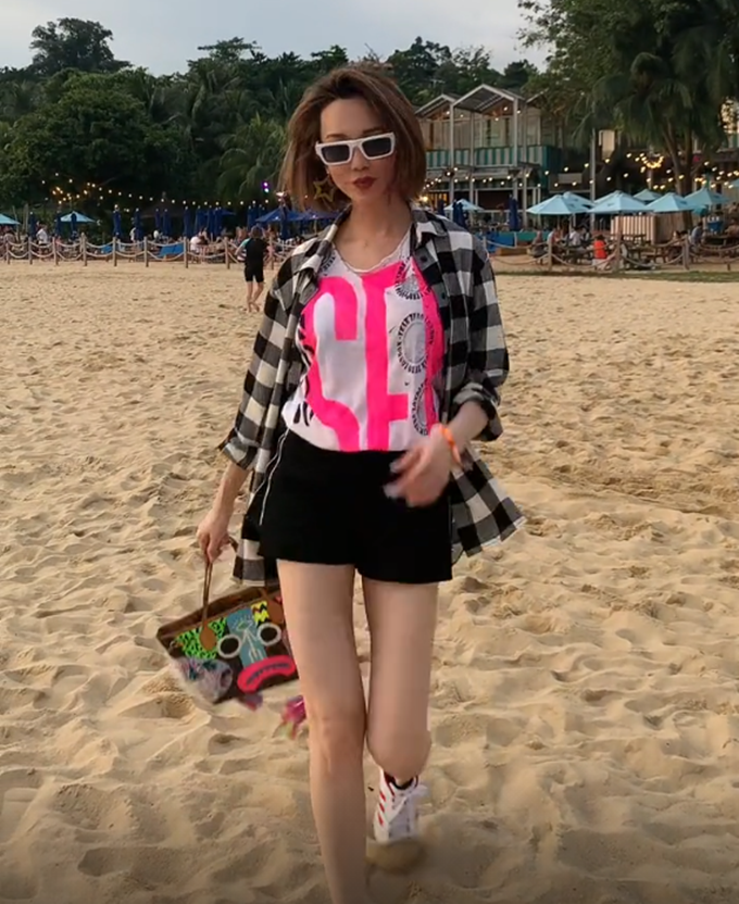 星女郎孙佳君现身海滩穿短裤秀身材细腰长腿不像俩娃的妈