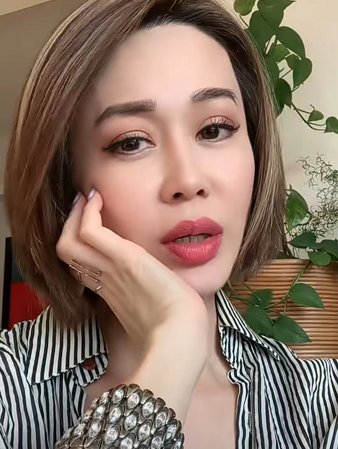 星女郎孙佳君现身海滩穿短裤秀身材细腰长腿不像俩娃的妈