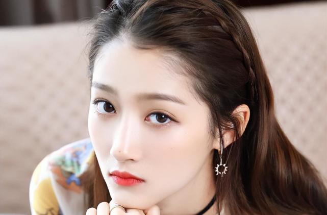 关晓彤考编成功上岸,和薪资高低没关系,普通人恐怕猜不到为什么