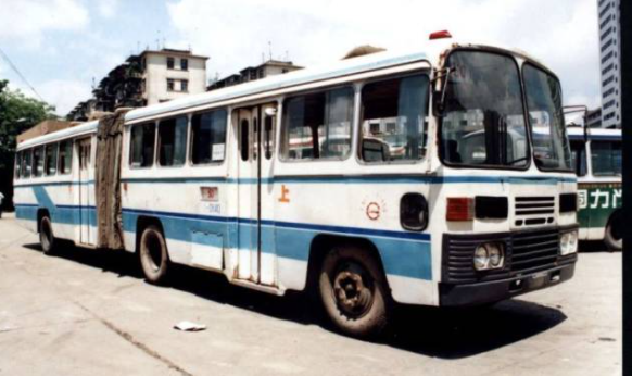 一直到70年代末,依卡路斯才逐渐退出历史舞台,由广州市客车装配厂出产