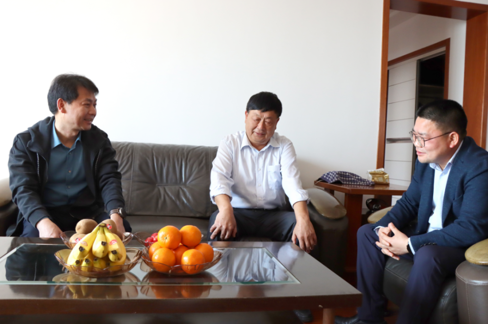 要闻杨秀颀廖志远亲切看望在枞的退休老干部