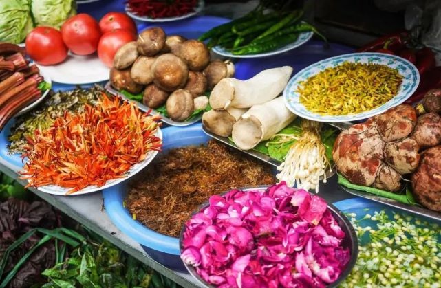 云南人吃得最 野 的食物 才不是只有菌子 云南 菌子 苦刺花 玫瑰 鲜花饼 海菜花