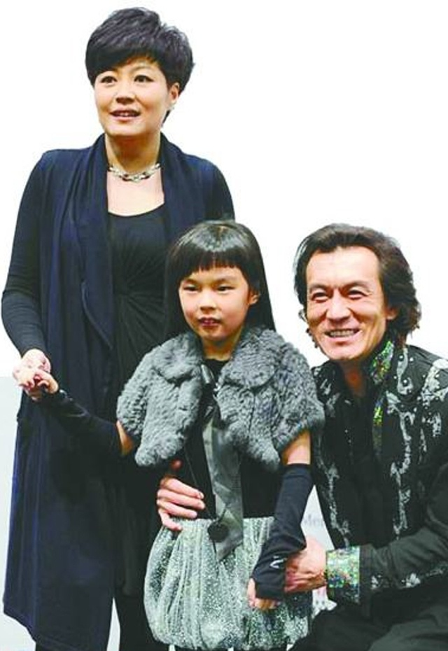 哈文为李咏庆54岁冥诞,离世近4年,夫妻俩的爱情故事却还在延续_腾讯