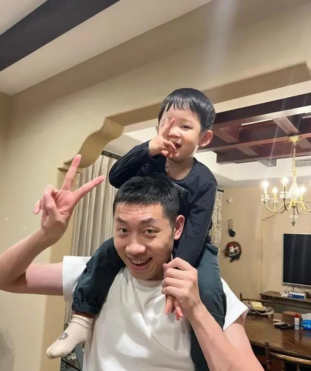 马龙携爱妻逛影城,许昕享受亲子时光,王皓宠妻带娃花样多_腾讯新闻