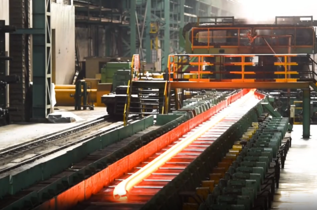 攀钢钒轨梁厂轧钢作业区作业长 杨建军:五一期间我们厂两条闸钢生产线