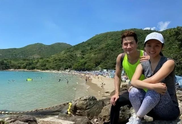 直播中途匆忙离开!tvb上位小生疑去向女友求婚,事后更晒照放闪