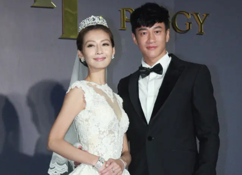 何润东夜店遇真爱,与售货员老婆恩爱14年无子女,婴儿车里用来放宠物插