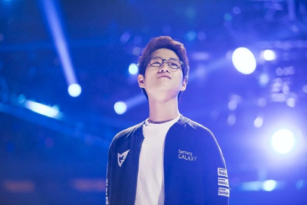 s7冠军中单皇冠哥相信不少网友依稀还记得,他好歹还是