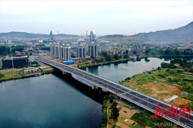 我在资兴打卡丨鲤鱼江看桥 点赞劳动者