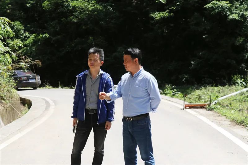 安全巡视玉屏农村公路养护中心主任田维宽介绍说:"五一期间,中心