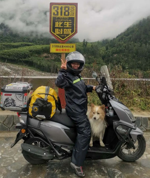 她独自带狗骑125踏板进藏摩旅
