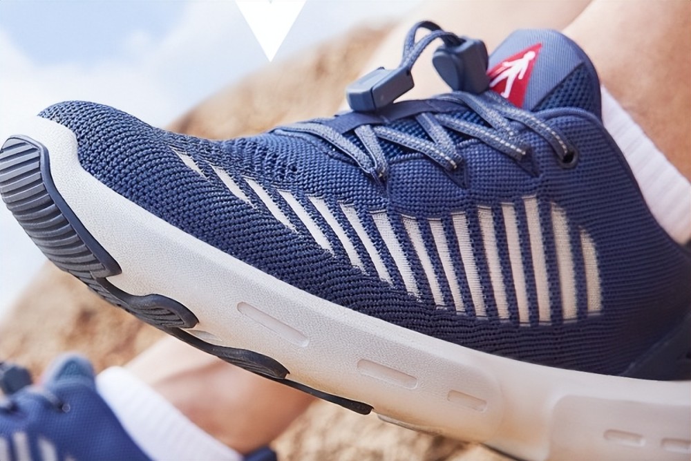 国产休闲鞋品牌排行榜_2021国产运动鞋排行:鸿星尔克第4,李宁排第3,特步第2!