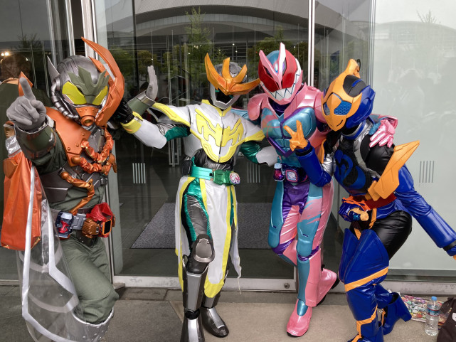 粉丝cos"假面骑士贝尔"参加漫展,偶遇五十岚三兄妹,真父慈子孝