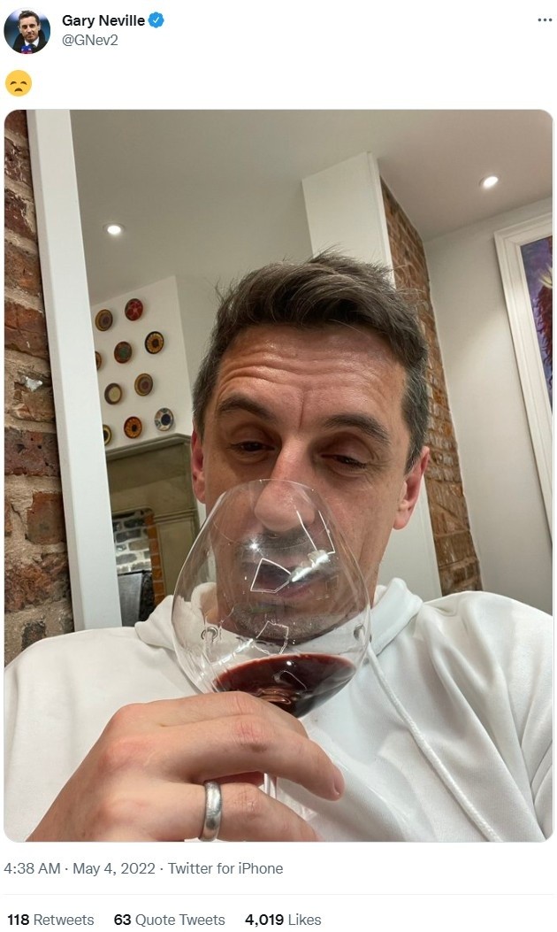 利物浦反超比分,内维尔晒照喝酒