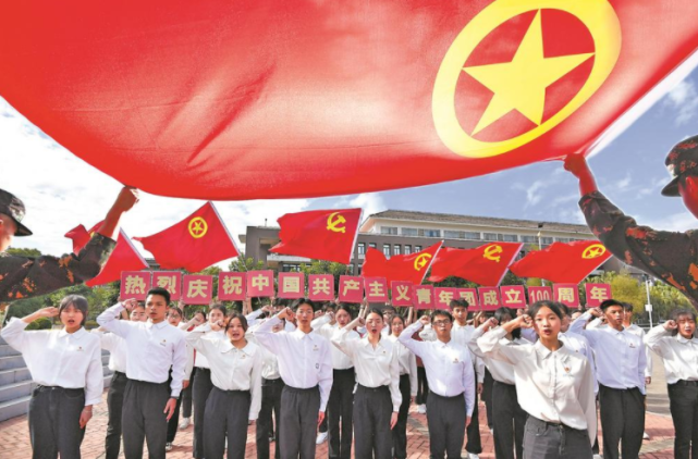 福建师范大学协和学院举行新团员入团宣誓仪式