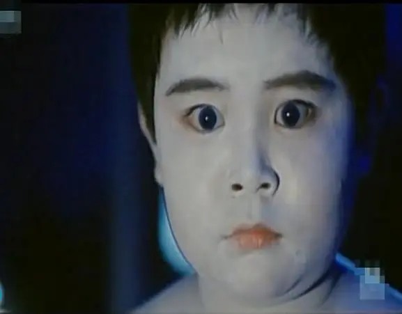 而各种高能场面甚至一度让人怀疑日式恐怖经典《咒怨》有没有抄袭该片