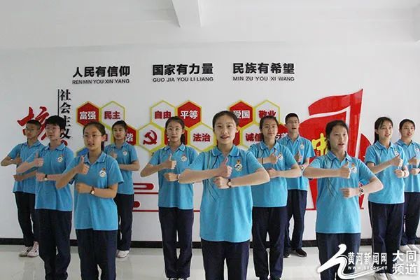 大同平城双语学校共有61名团员,每一位共青团员在庄严的歌声中接受着