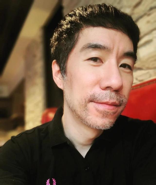 事后,张兆志在留言处回复网友的疑问,并自曝这次植发的数量在7154根