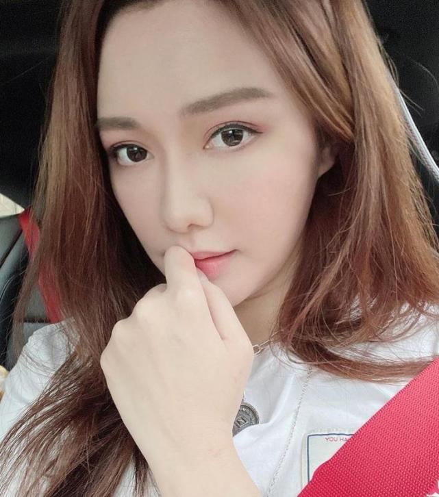 桌上还摆着一个小蛋糕,女神汤洛雯超级漂亮的样子