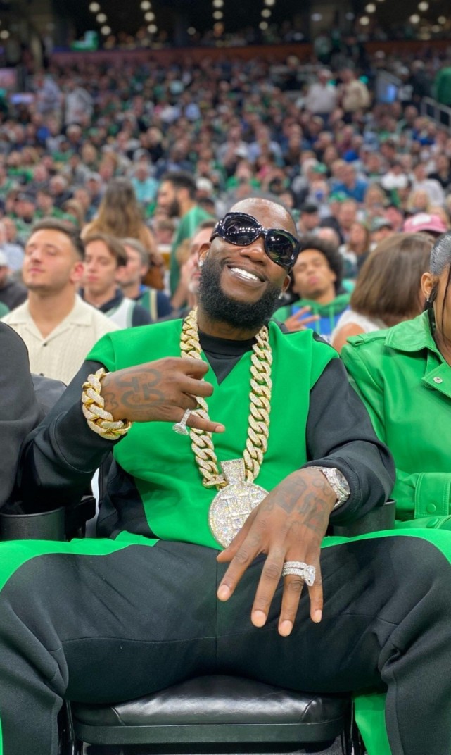 大牌云集说唱歌手guccimane与geazy今日来到绿军主场看球