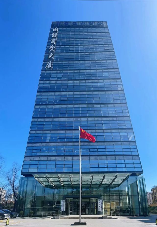 起跑的枪声已打响今年是中国共青团建团100周年也是中国贸促会成立70