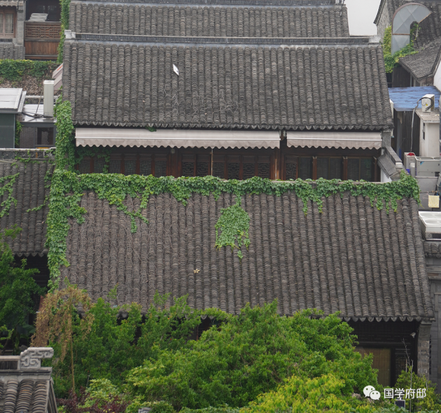 《句[唐 樊晃巧裁蝉鬓畏风吹,尽作蛾眉恐人妒.