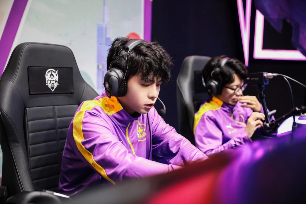 久酷因擅自外出被hero重罚:23岁还被贬到青训,比让他退役还狠!