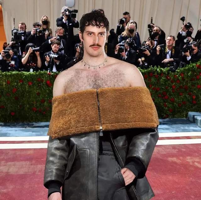 露出胸毛,当场脱衣服,美国这最受瞩目的红毯简直如"群魔乱舞"